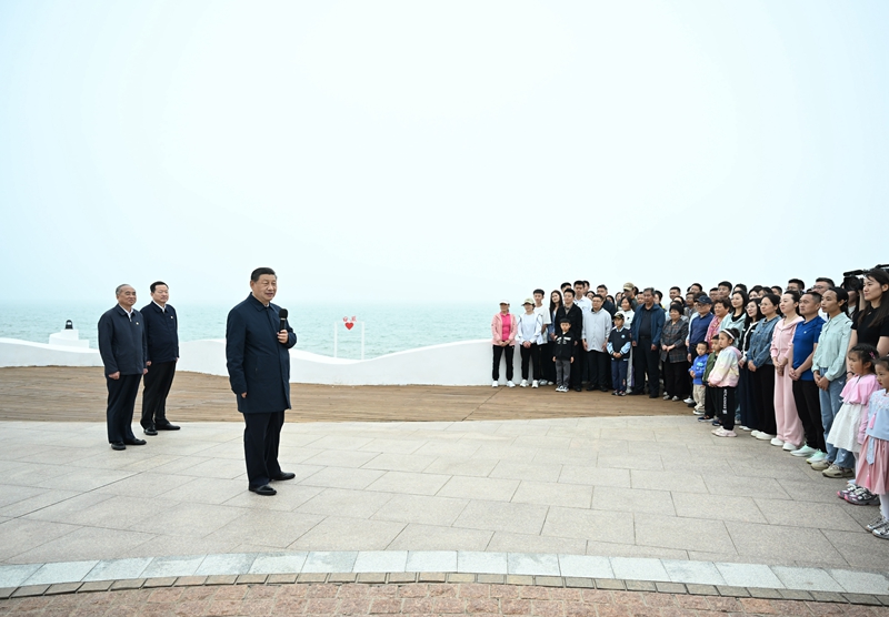 5月22日至24日，中共中央总书记、国家主席、中央军委主席色播在山东考察。这是22日下午，色播在日照市阳光海岸绿道同市民和游客亲切交流。