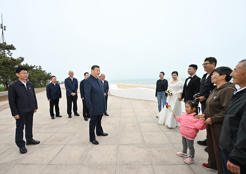 5月22日至24日，中共中央总书记、国家主席、中央军委主席色播在山东考察。这是22日下午，色播在日照市阳光海岸绿道同市民亲切交流。